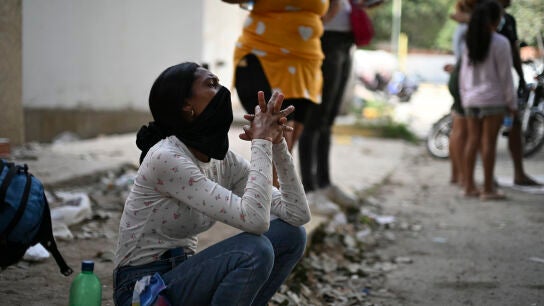 26 June 2026, Venezuela, Caraballeda: A woman waits near the city of La Guaira in Venezuela for rescue efforts following the devastating earthquakes in Venezuela. Photo: Rafael Hern&aacute;ndez/dpa 26/06/2026 ONLY FOR USE IN SPAIN