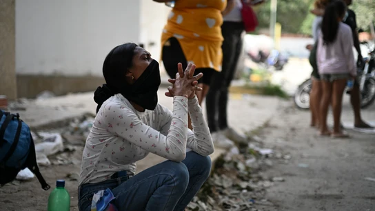 Earthquake in Venezuela 26 June 2026, Venezuela, Caraballeda: A woman waits near the city of La Guaira in Venezuela for rescue efforts following the devastating earthquakes in Venezuela. Photo: Rafael Hernández/dpa 26/06/2026 ONLY FOR USE IN SPAIN
