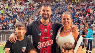 El futbolista Lucas Trejo junto a su familia