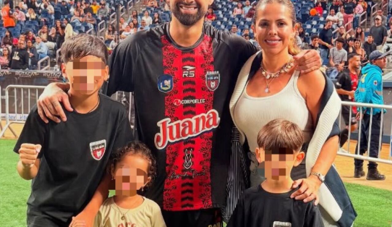El futbolista Lucas Trejo junto a su familia