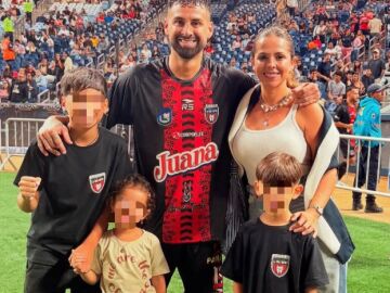 El futbolista Lucas Trejo junto a su familia