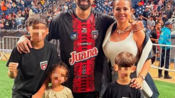 El futbolista Lucas Trejo junto a su familia