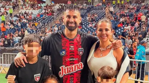 El futbolista Lucas Trejo junto a su familia El futbolista Lucas Trejo junto a su familia