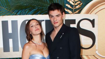 Louis Partridge y Millie Bobby Brown
