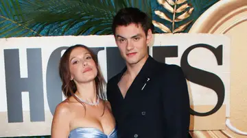 Louis Partridge y Millie Bobby Brown Louis Partridge y Millie Bobby Brown