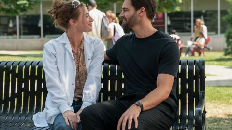 Lili Reinhart y Tom Bateman en La hipótesis del amor