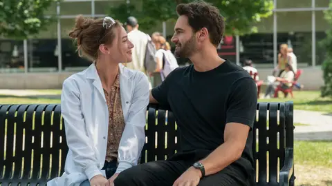 Lili Reinhart y Tom Bateman en La hipótesis del amor Lili Reinhart y Tom Bateman en La hipótesis del amor