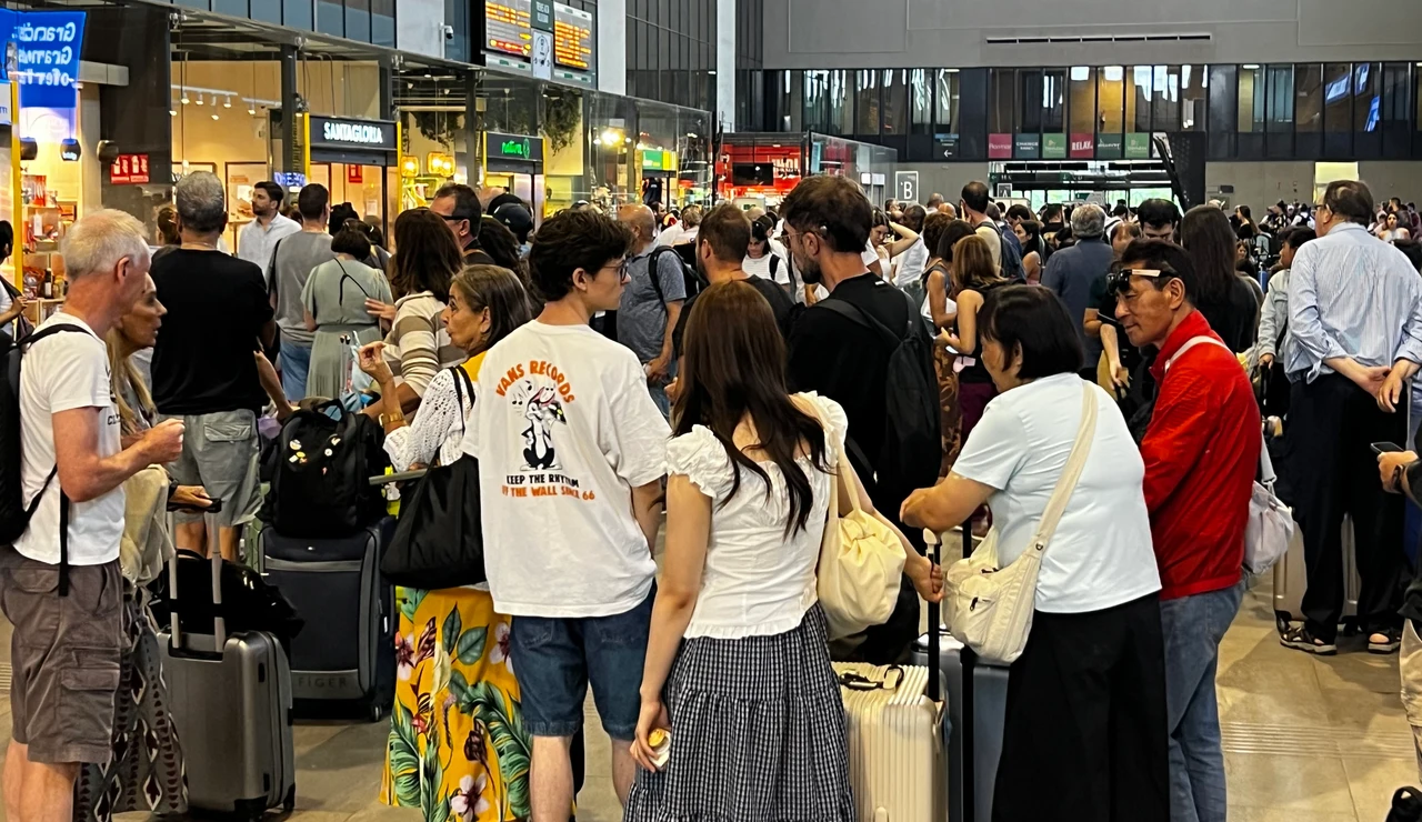 Viajeros esperando en la estación de Santa Justa.