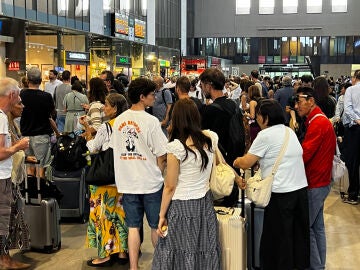 Viajeros esperando en la estaci&oacute;n de Santa Justa.