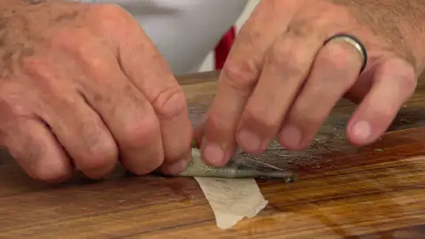 Envuelve cada lomo de anchoa al vies Envuelve cada lomo de anchoa al vies