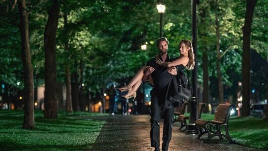 Lili Reinhart y Tom Bateman en La hip&oacute;tesis del amor