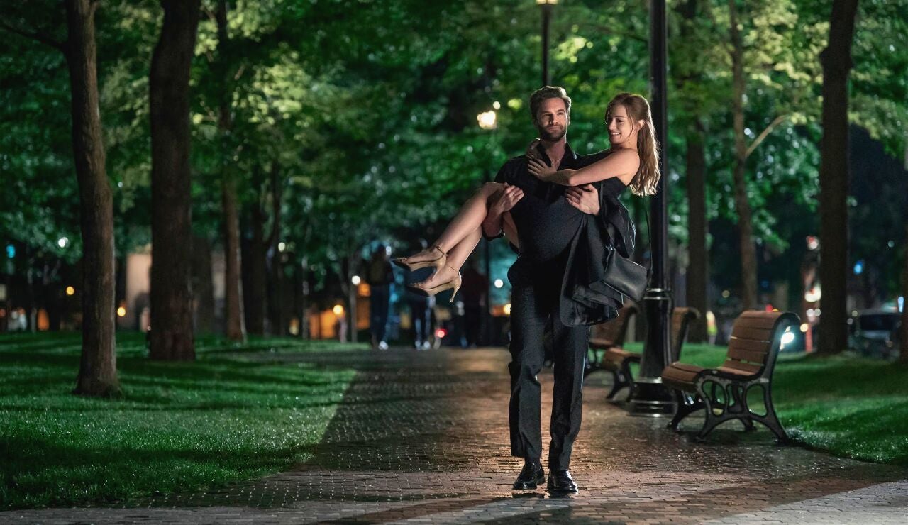 Lili Reinhart y Tom Bateman en La hip&oacute;tesis del amor