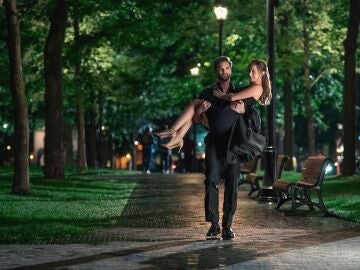 Lili Reinhart y Tom Bateman en La hip&oacute;tesis del amor