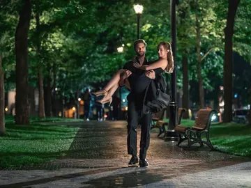 Lili Reinhart y Tom Bateman en La hipótesis del amor Lili Reinhart y Tom Bateman en La hipótesis del amor