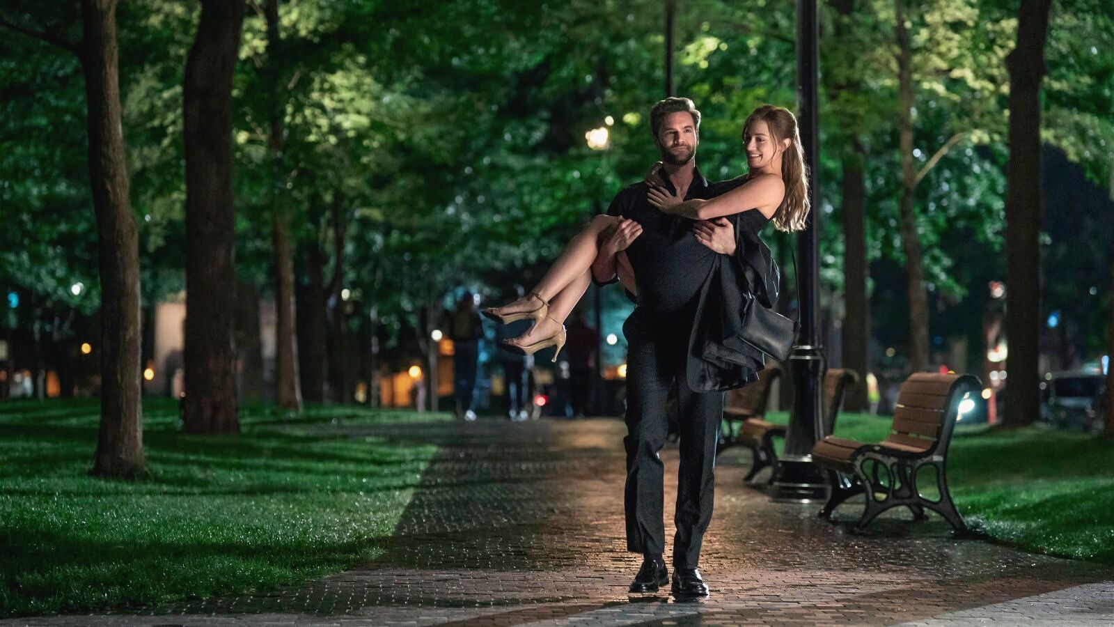 La hipótesis del amor estrena por fin su primer tráiler: Así es la química entre Lili Reinhart y Tom Bateman en el fenómeno romántico 'spicy'