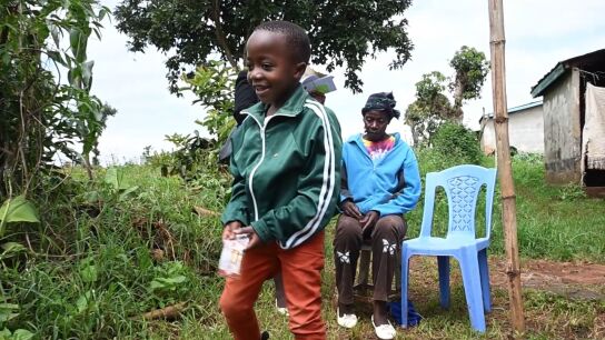 Stephen Mwangi junto a su madre.