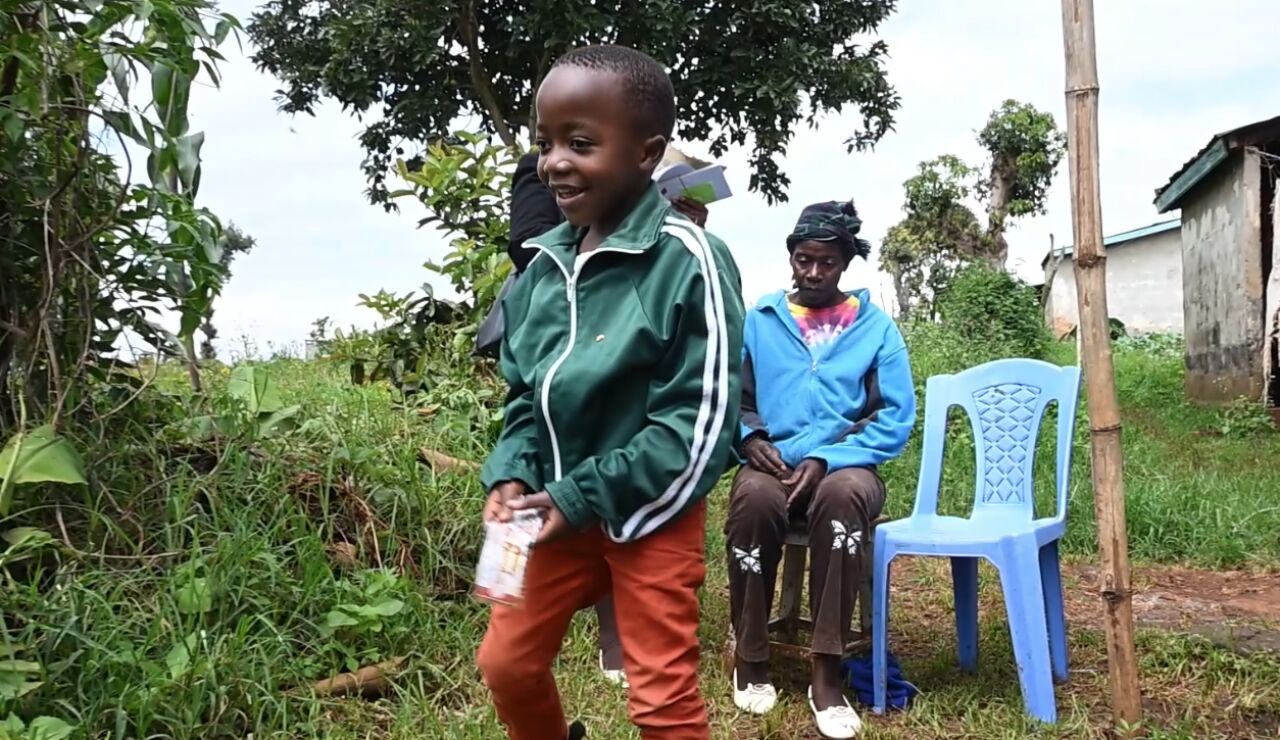Stephen Mwangi junto a su madre.