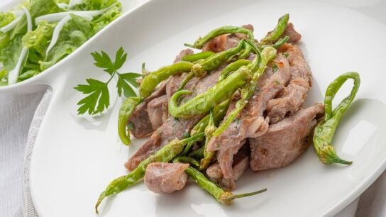 Lagarto con guindillas fritas y ensalada, de Argui&ntilde;ano: "Una carne magra extraordinaria, delgadita y fina"