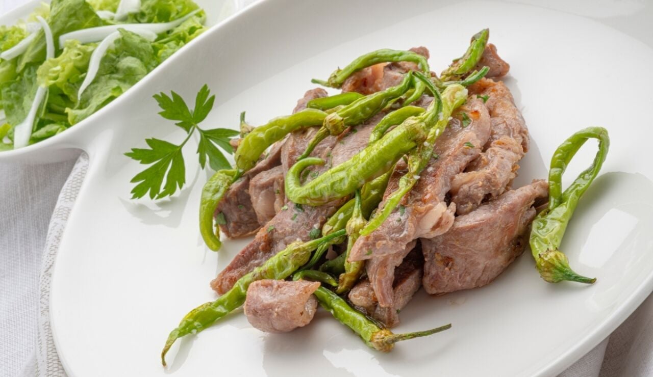 Lagarto con guindillas fritas y ensalada, de Argui&ntilde;ano: "Una carne magra extraordinaria, delgadita y fina"