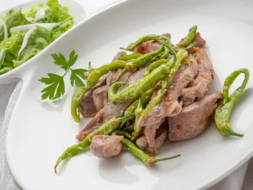 Lagarto con guindillas fritas y ensalada, de Arguiñano: "Una carne magra extraordinaria, delgadita y fina" Lagarto con guindillas fritas y ensalada, de Arguiñano: "Una carne magra extraordinaria, delgadita y fina"