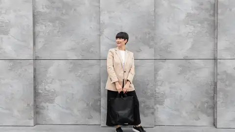 Mujer posa con una americana beige Mujer posa con una americana beige