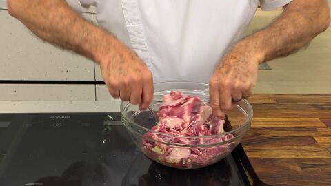 Sazónalas y vierte el majado por encima
