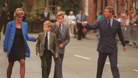 Diana de Gales con sus hijos Guillermo y Enrique y el Rey Carlos III