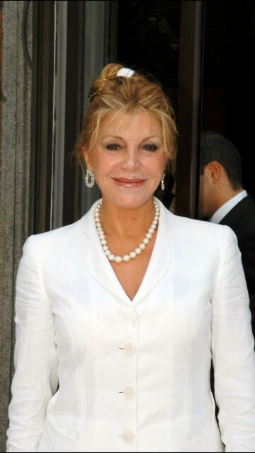 Baronesa Thyssen con un collar de perlas