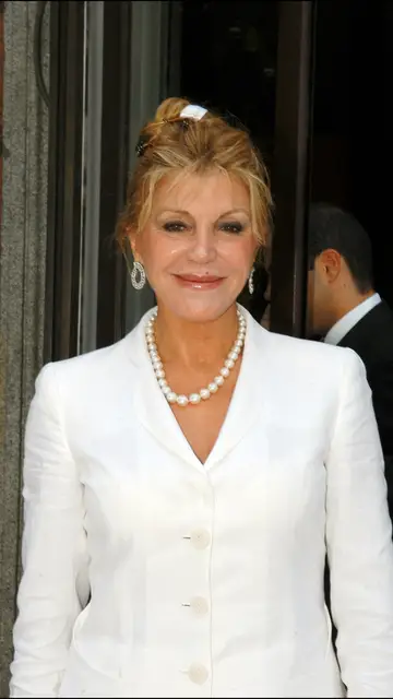 Baronesa Thyssen con un collar de perlas Baronesa Thyssen con un collar de perlas