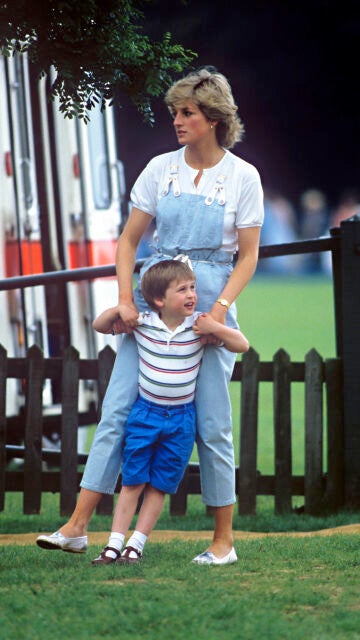 Diana de Gales con su hijo Guillermo en brazos
