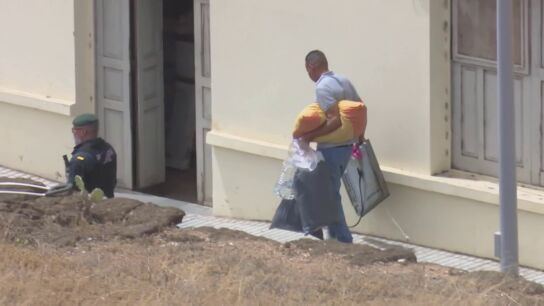 Decenas de familias abandonan sus hogares al comenzar las demoliciones