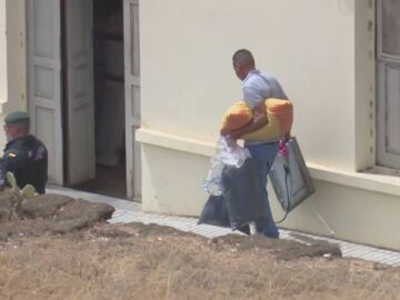 Decenas de familias abandonan sus hogares al comenzar las demoliciones