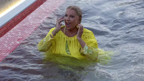 Bárbara Rey termina en la piscina después de desfilar para José Perea Bárbara Rey termina en la piscina después de desfilar para José Perea