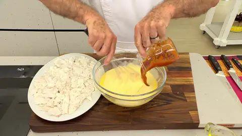 Agrega la nata líquida y la salsa de tomate Agrega la nata líquida y la salsa de tomate