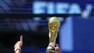 Una r&eacute;plica de la Copa del Mundo en manos de unos aficionados en Boston