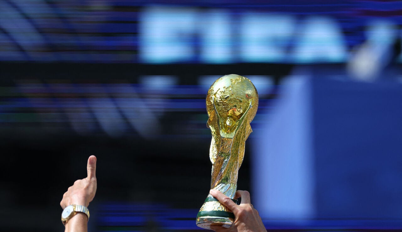 Una r&eacute;plica de la Copa del Mundo en manos de unos aficionados en Boston
