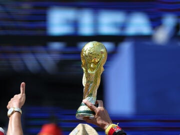 Una r&eacute;plica de la Copa del Mundo en manos de unos aficionados en Boston