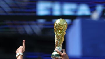 Una r&eacute;plica de la Copa del Mundo en manos de unos aficionados en Boston