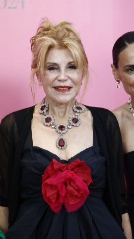 Baronesa Thyssen con un collar de rubíes
