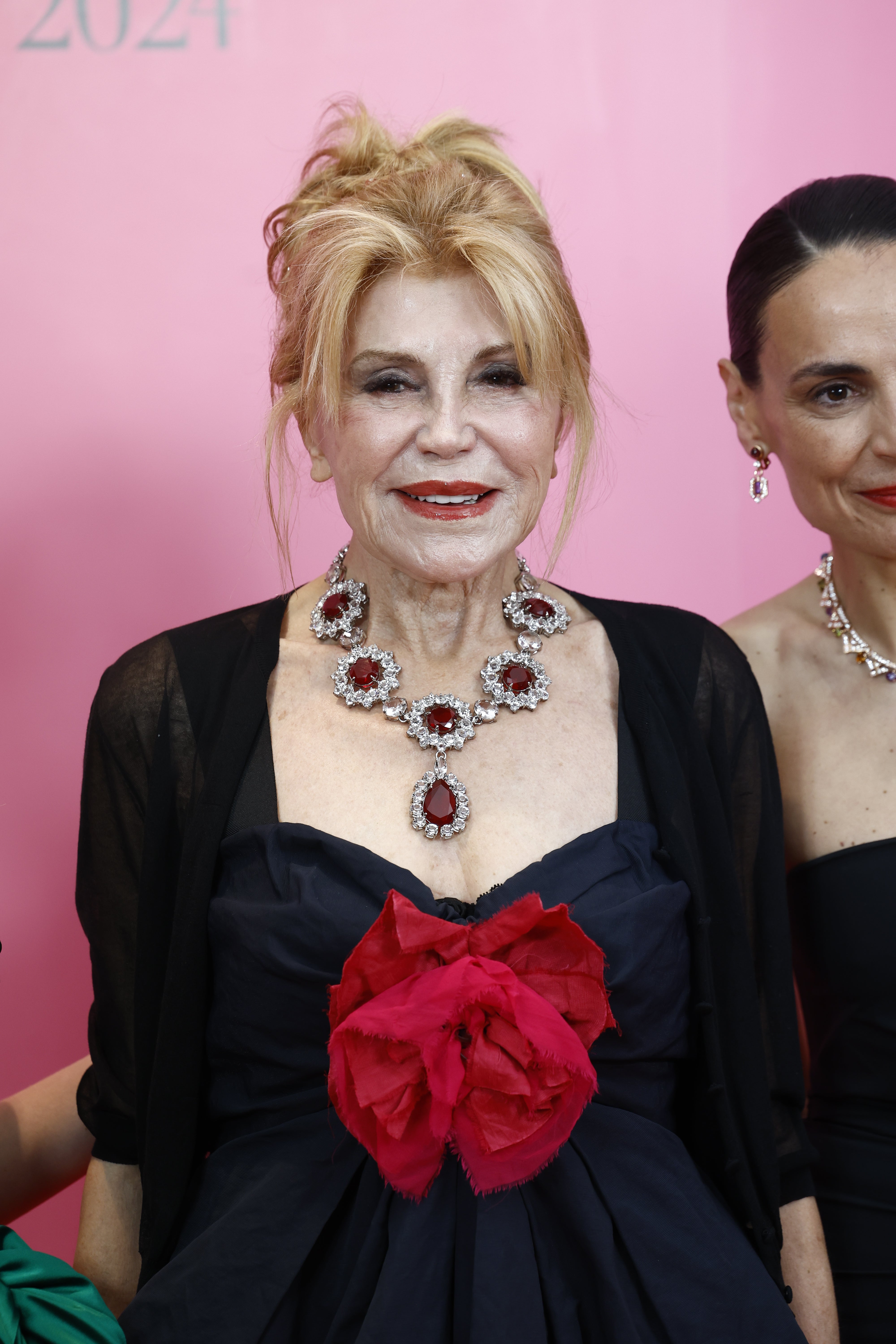 Baronesa Thyssen con un collar de rubíes Baronesa Thyssen con un collar de rubíes