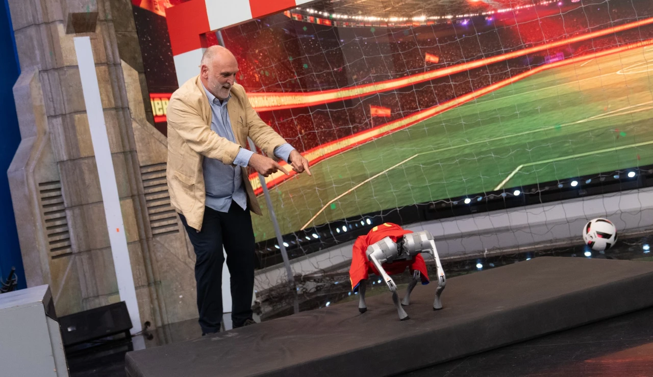 Alicio se postula como refuerzo de España para el Mundial: ¿primer perro robot en marcar un gol de cabeza?