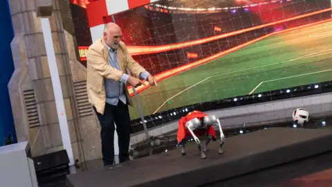 Alicio se postula como refuerzo de España para el Mundial: ¿primer perro robot en marcar un gol de cabeza? Alicio se postula como refuerzo de España para el Mundial: ¿primer perro robot en marcar un gol de cabeza?