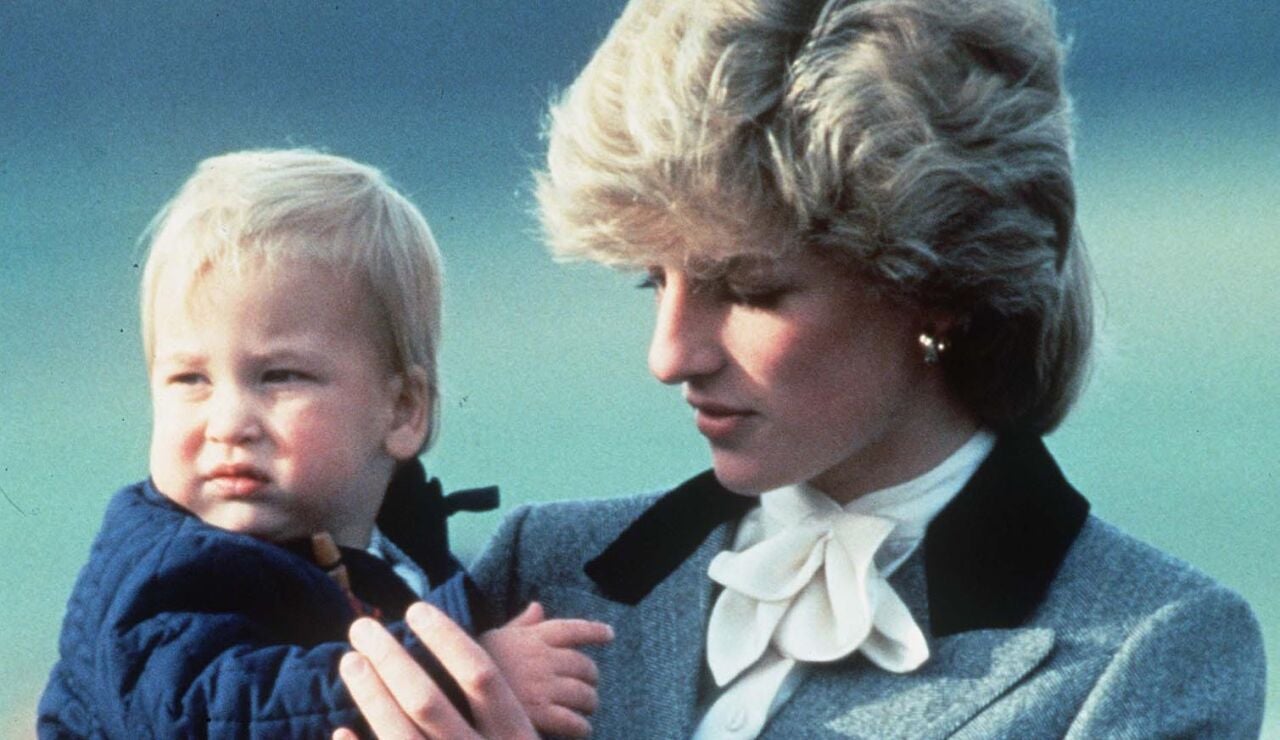 Diana de Gales con su hijo Guillermo en brazos