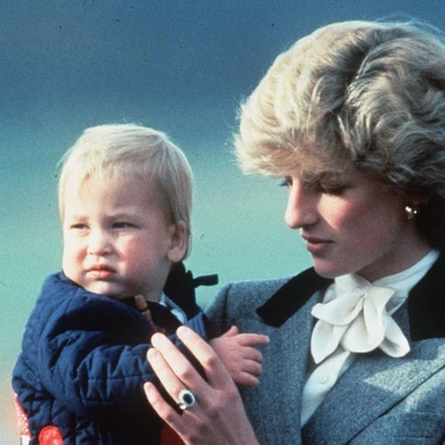 Diana de Gales con su hijo Guillermo en brazos