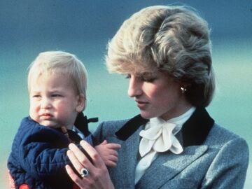 Diana de Gales con su hijo Guillermo en brazos