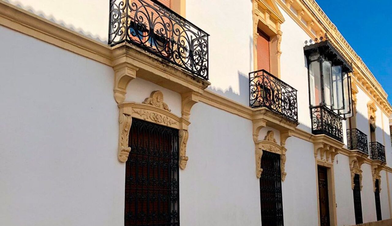 Fachada de la residencia de Lopera