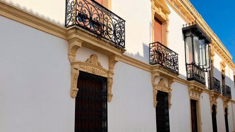 Fachada de la residencia de Lopera