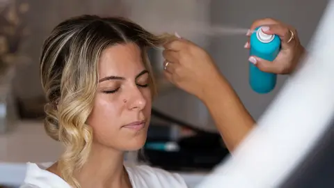 Novia utilizando champú en seco Novia utilizando champú en seco