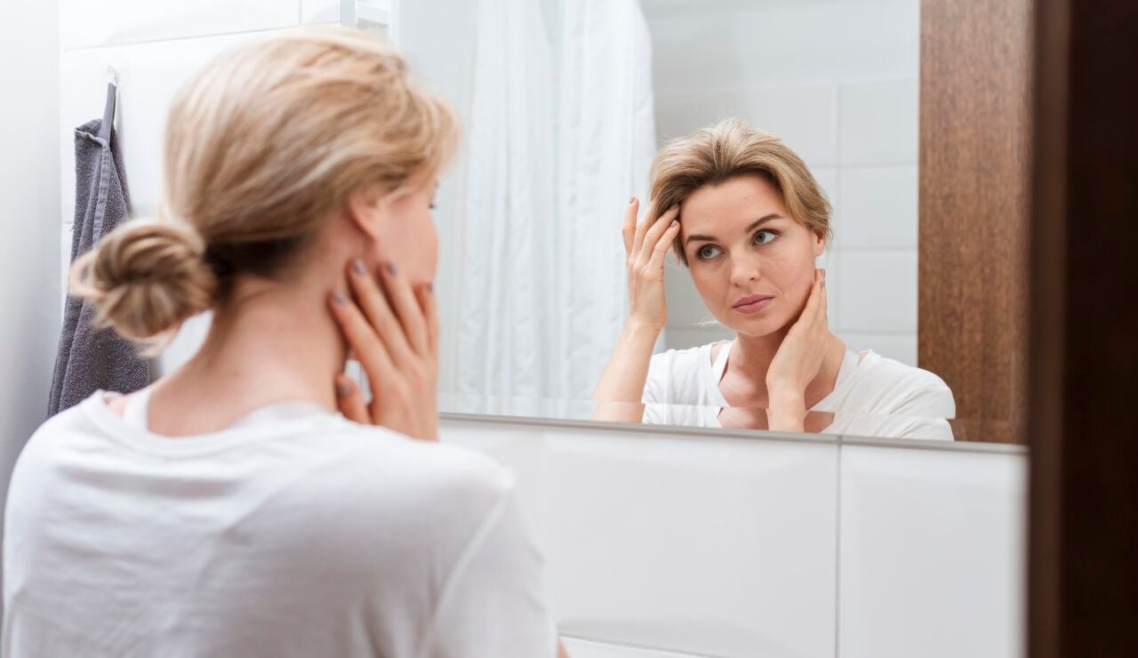 Mujer mir&aacute;ndose al espejo