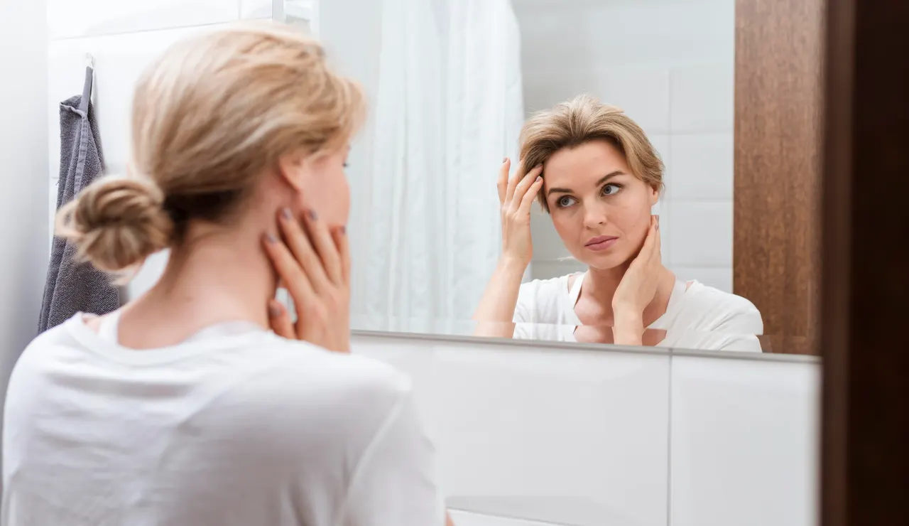 Mujer mirándose al espejo